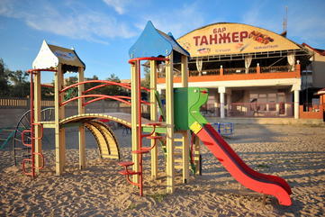 Детская площадка на пляже при отеле “Седьмой сектор” в Саках